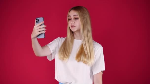 Video Teenager Kvinde Tager Selfie Isoleret Rød Baggrund Begrebet Indflydelsesrige – Stock-video