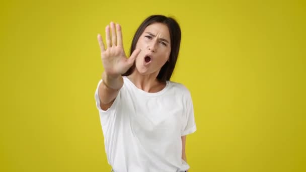 Βίντεο Της Νεαρής Γυναίκας Συναισθηματικά Δείχνει Σήμα Stop Απομονώνονται Κίτρινο — Αρχείο Βίντεο