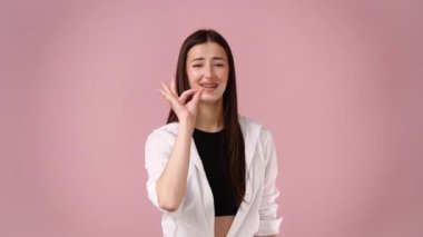 Pembe arka planda 