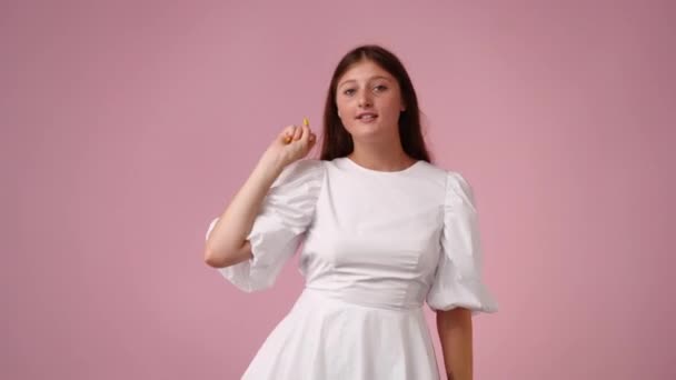 Видео Взволнованной Молодой Женщины Считающей Трех Танцующей Розовом Фоне Понятие — стоковое видео