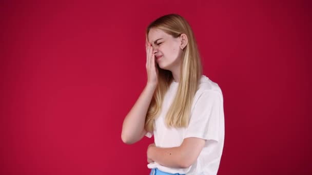 Video Ung Kvinna Med Huvudvärk Isolerad Över Röd Bakgrund Begreppet — Stockvideo