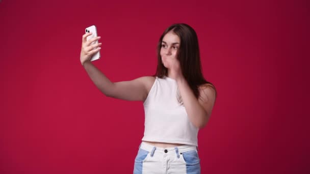 Video Remaja Perempuan Mengambil Selfie Terisolasi Atas Latar Belakang Merah — Stok Video