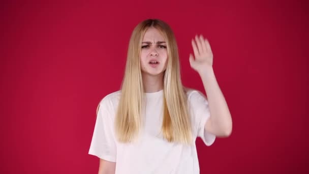 Video Ung Kvinna Visar Stopp Tecken Isolerad Över Röd Bakgrund — Stockvideo