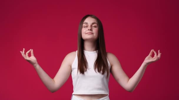 Video Härlig Flicka Mediterar Över Röd Bakgrund Begreppet Stressdämpning — Stockvideo