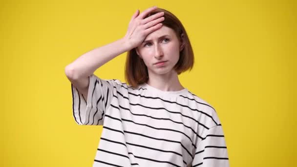 Videó Izgatott Fiatal Táncol Sárga Háttér Concpet Öröm — Stock videók