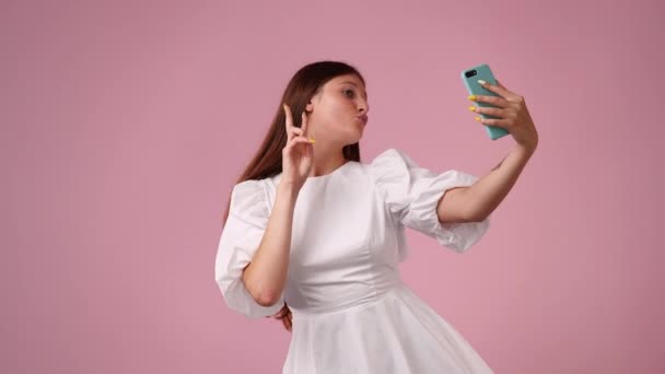 Vidéo Adolescente Prenant Selfie Isolé Sur Fond Rose Concept Influenceurs — Video