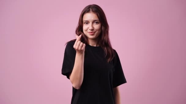 Video Mladé Ženy Citově Ukazující Prsty Růžovém Pozadí Pojem Radosti — Stock video