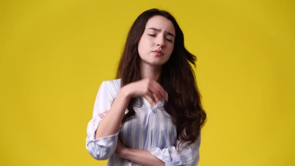 黄色の背景で隔絶された動揺する女の4Kビデオ 負の感情の概念 — ストック動画