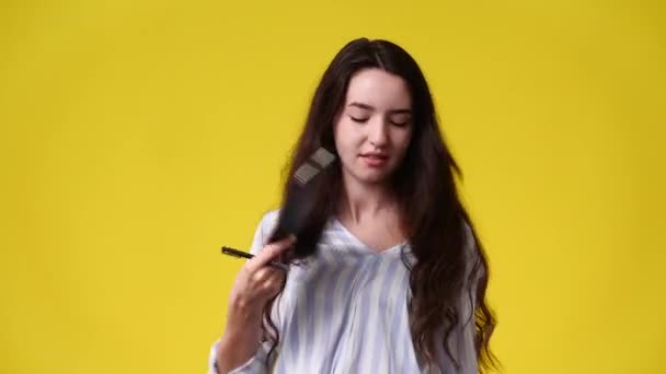 Video Female Thinking Waving Paper Her Hand Yellow Background Concept — Stock Video