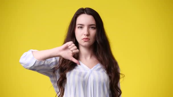 Video Young Woman Showing Thumb Gesture Yellow Background Concept Dissatisfaction — Stock Video