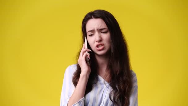 Video Einer Telefonierenden Frau Isoliert Auf Gelbem Hintergrund Konzept Der — Stockvideo