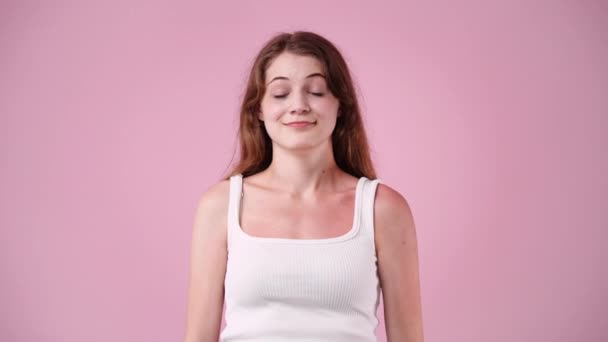 Відео Жінки Махають Руками Разом Рожевому Фоні Концепція Розслабляючих Емоцій — стокове відео