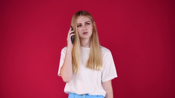 Video Härlig Kvinna Talar Telefon Över Röd Bakgrund Begreppet Teknik — Stockvideo