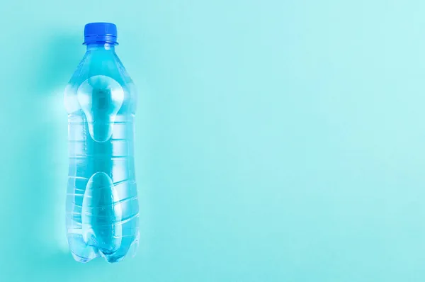 青い背景に水のペットボトル テキストの場所 — ストック写真