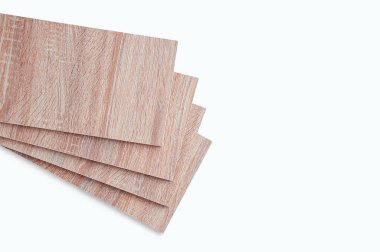 Dört mobilya, beyaz arka planda sonoma meşesi renginde ahşap bir tahta..