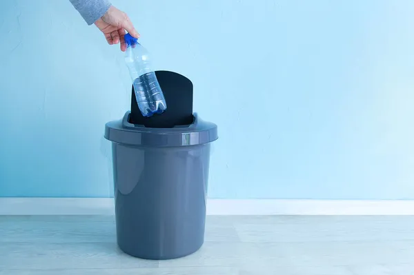 Bedobja Műanyag Üveget Szemetesbe Hulladékválogatás — Stock Fotó