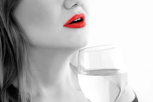 Donna Caucasica Con Bicchiere Acqua Rossetto Rosso Sulle Labbra Foto — Foto Stock