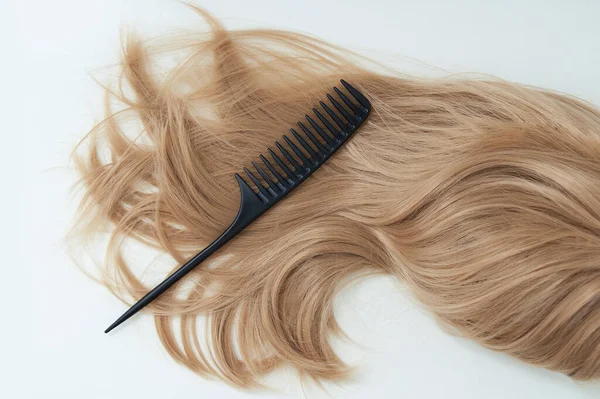 Cheveux Longs Blonds Peigne Noir Sur Fond Blanc — Photo