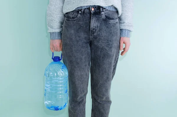 Donna Caucasica Jeans Con Una Grande Bottiglia Acqua Potabile Mano — Foto Stock