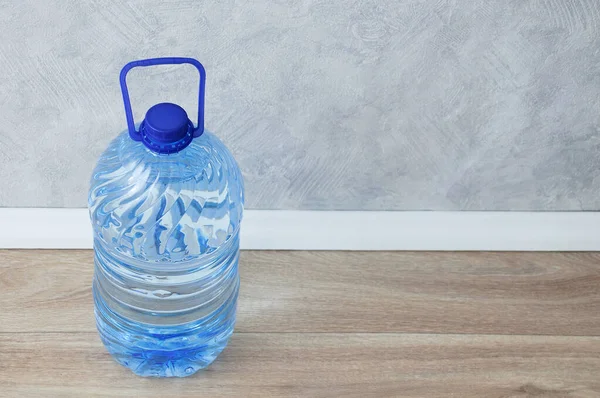 Велика Пляшка Питної Води Знаходиться Підлозі Кімнати — стокове фото