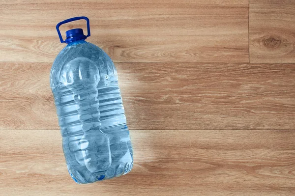 Una Gran Botella Agua Potable Que Encuentra Suelo Marrón Madera — Foto de Stock