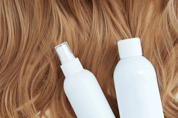 Shampoo Und Haarspray Hintergrund Aus Blonden Haaren lizenzfreie Stockbilder