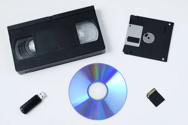 Információhordozók Flash Meghajtó Memóriakártya Kompakt Lemez Floppy Lemezek Fehér Háttér — Stock Fotó