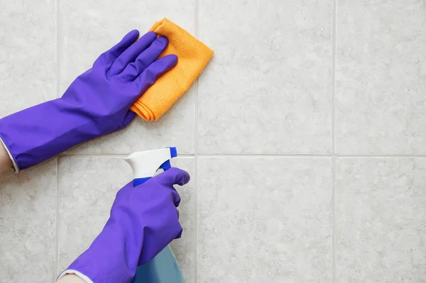 Lappen Und Handreinigungsspray Unter Verwendung Von Schutzhandschuhen Fliesen Badezimmer Waschen — Stockfoto