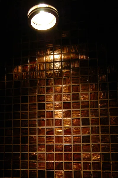 Lampa Bakgrunden Brun Glänsande Vägg Med Keramiska Mosaik Plattor — Stockfoto