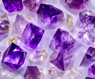 Mor arkaplan ve doğal kristaller. 3B illüstrasyon