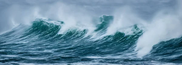 海浪表面纹理 带浪花的蓝色水底 高质量3D插图 — 图库照片