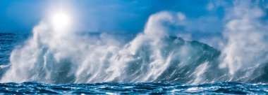 Okyanus dalgaları yüzey dokusu. Deniz köpüğü lekeli soyut mavi su arka planı. Yüksek kalite 3d illüstrasyon