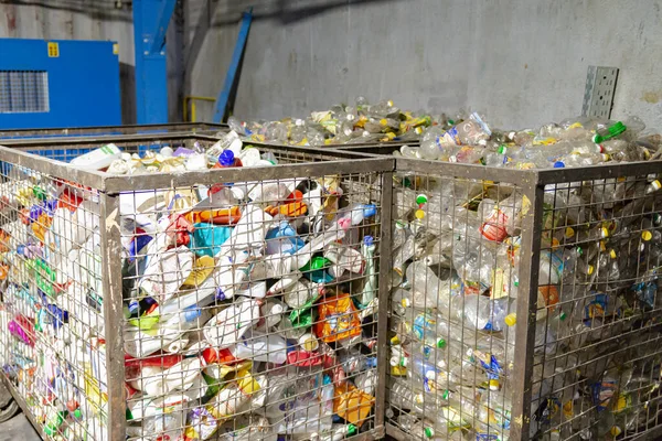 モスクワだ ロシアだ 2020年秋 ゴミ工場のペットボトル 分別後のプラスチック容器の様式及び種類により選定 ロイヤリティフリーのストック写真