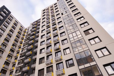 Yeni bir konut binasının cepheleri. Yeni Moskova 'nın konut kompleksinde çok katlı yeni bir bina.