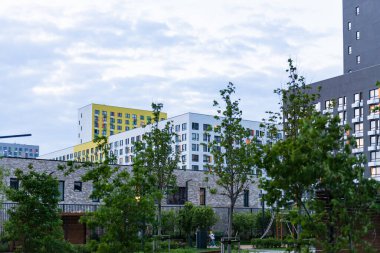 Yeni Moskova 'da yeni bir konut. Olgun ağaçların dikildiği yeni apartmanlar.