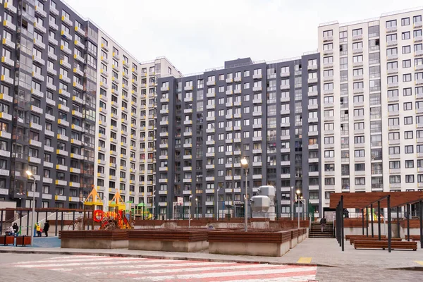 Edificio Apartamentos Nueva Moscú Una Casa Nueva Uno Los Complejos Imágenes de stock libres de derechos
