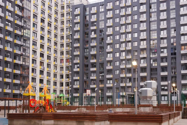 Edificio Apartamentos Nueva Moscú Una Casa Nueva Uno Los Complejos Fotos de stock libres de derechos