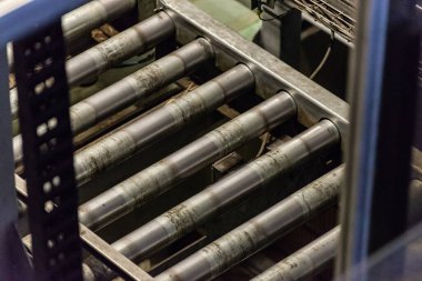 Taşıyıcı bant üretimde. Fabrikadaki şişeleme taşıyıcısının bir parçası, yakın plan..