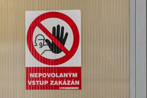 チェコ語での入場は禁止です 明るい兆候は ドアを通ることを禁止します — ストック写真