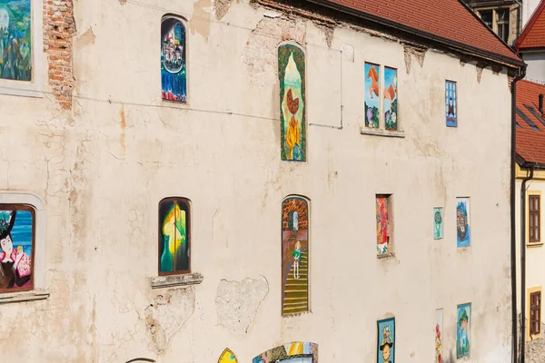 Bratislava. Slovakya. 2019 yazında. Pencereler yerine resimler. Şehrin merkezinde, pencereler yerine resimlerin boyandığı eski bir ev..