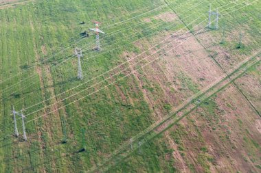 Elektrik hattı olan yeşil alanlar. Bir uçaktan alınan bahar Avrupa sahaları.