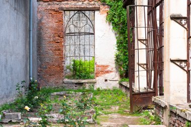 Eski bir kış bahçesinin kalıntıları. Kışın bahçe görevi gören kalenin uzantısı..