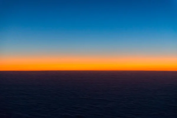 Ξημέρωσε Από Παράθυρο Του Αεροπλάνου Ορίζοντας Χρωματίζεται Από Πορτοκαλί Φως — Φωτογραφία Αρχείου