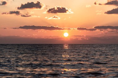 Kıbrıs 'ta güzel bir kış günbatımı. Akdeniz 'deki düşük güneşin turuncu renkleri.