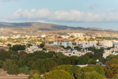 Sahilden batan güneşin altındaki Paphos şehri. Kıbrıs 'ta sonbahar sonu.