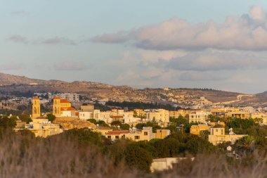 Sahilden batan güneşin altındaki Paphos şehri. Kıbrıs 'ta sonbahar sonu.