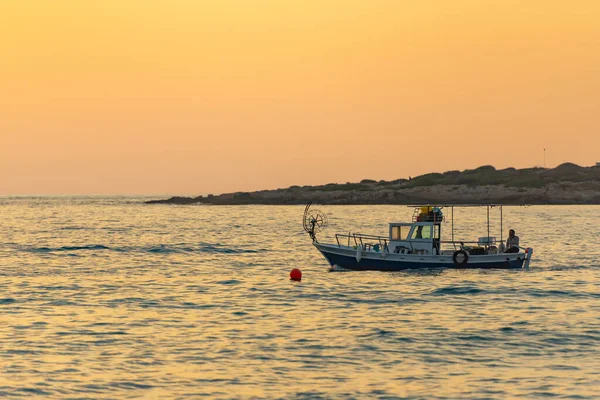 Рибальський Човен Виходить Море Під Час Заходу Сонця Маленький Човен Стокове Фото