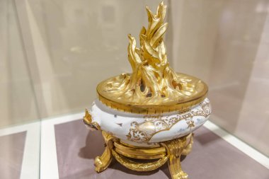 19. yüzyılın ortalarından kalma tütsü yakıcısı. Meissen porselen fabrikasında yapılmış. Faience, jöle, aşırı parlak ve altın rengi tablo. Bronz döküm ve yaldızlı.