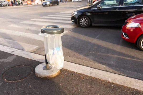 Мусор Тротуаре Риме Городская Урна Риме Металлического Обода Прозрачного Пластикового — стоковое фото