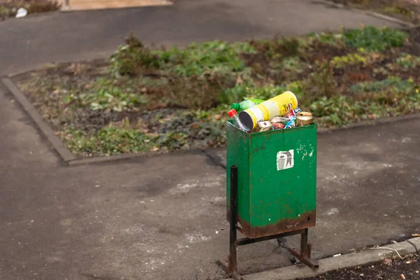 Papeleras Basura Patio Una Urna Desbordante Cerca Entrada Edificio Apartamentos — Foto de Stock